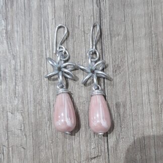 Orecchini artigianali alluminio e pietre rosa