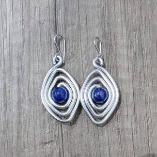 Orecchini artigianali in alluminio ovale e pietre blu