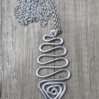 Collana artigianale in alluminio triangolo e serpentina