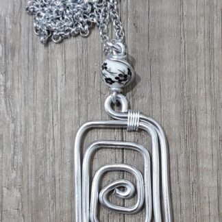 Collana artigianale in alluminio rettangolo e pietra fiorata