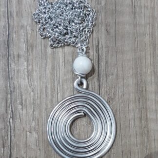 Collana artigianale in alluminio spirale e pietra bianca