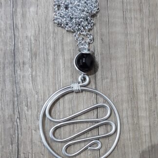 Collana artigianale in alluminio cerchio con serpentina e pietra nera