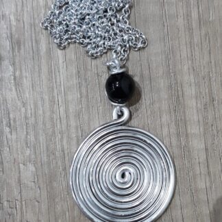 Collana artigianale alluminio spirale e pietra nera