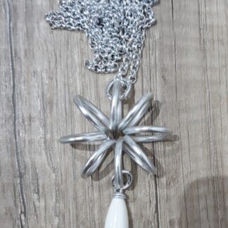 Collana artigianale in alluminio stella e pietra bianca