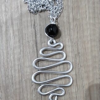 Collana artigianale in alluminio serpentina e pietre nere