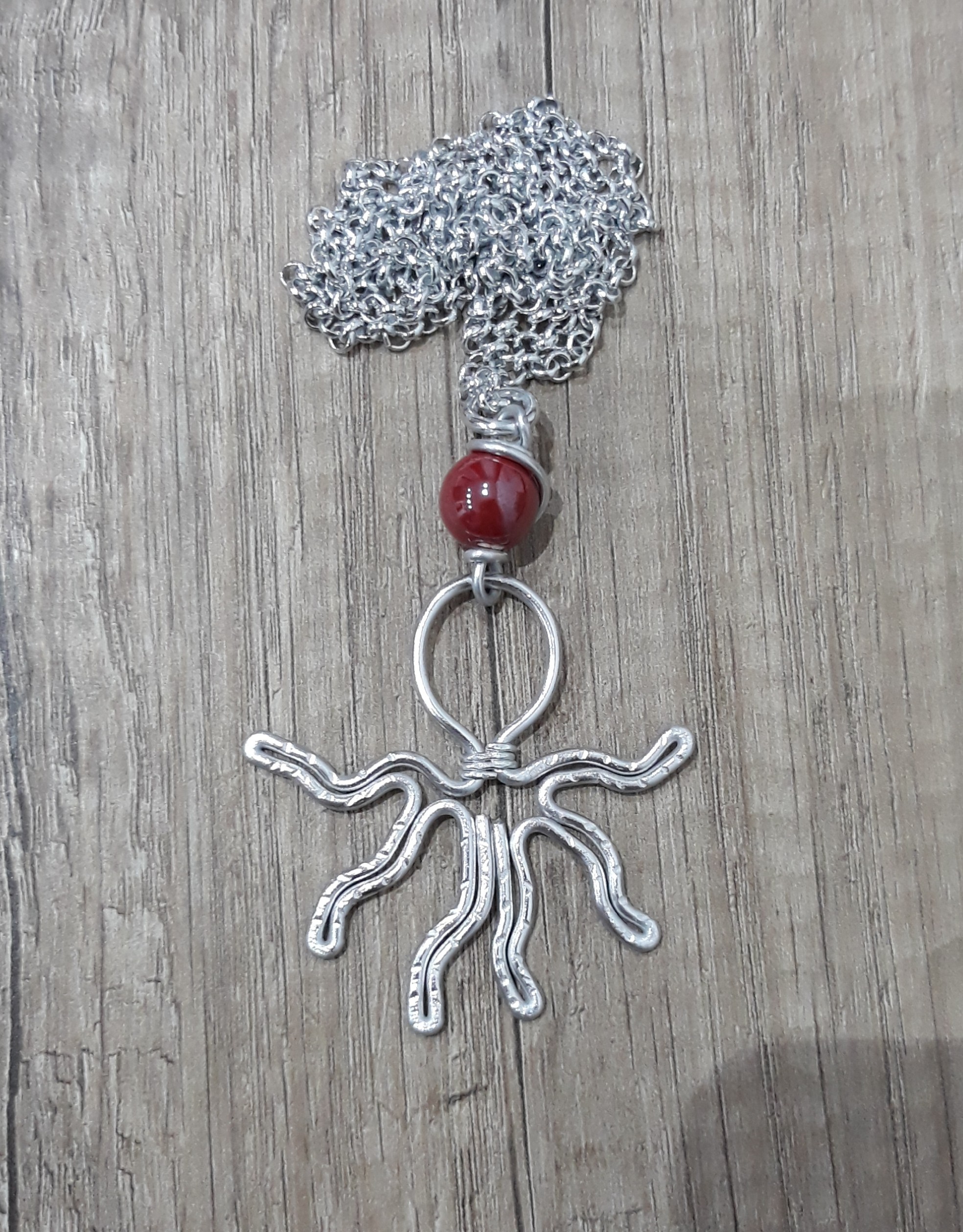 Collana artigianale in alluminio polpo e pietra bordeaux - Zanghi collection Collana artigianale in alluminio polpo e pietra bordeaux