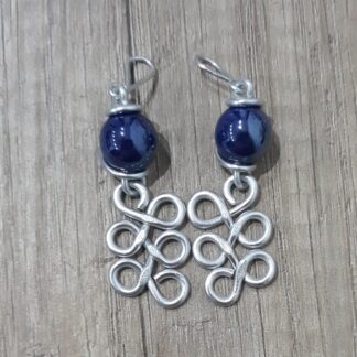 Orecchini artigianali alluminio anellini e pietre blu