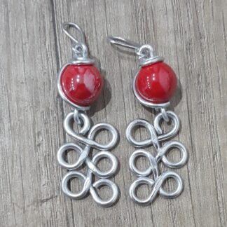 Orecchini artigianali alluminio anellini e pietre rosse