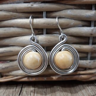 Orecchini artigianali alluminio spirale pietre beige