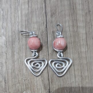Orecchini artigianali alluminio triangolo pietre rosa