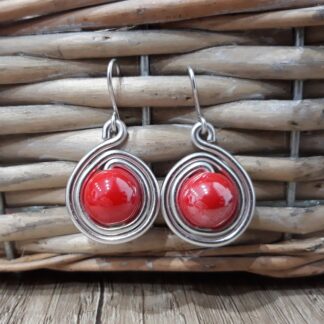 Orecchini artigianali alluminio spirale pietre rosse
