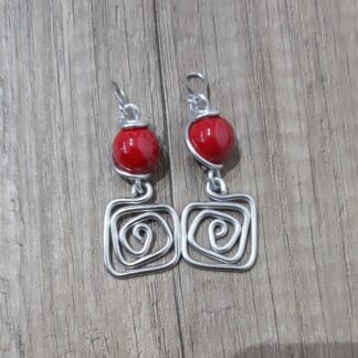 Orecchini artigianali alluminio e pietre rosse gr7