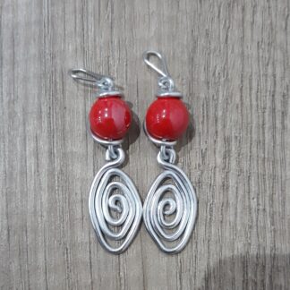 Orecchini artigianali alluminio ovale e pietre rosse