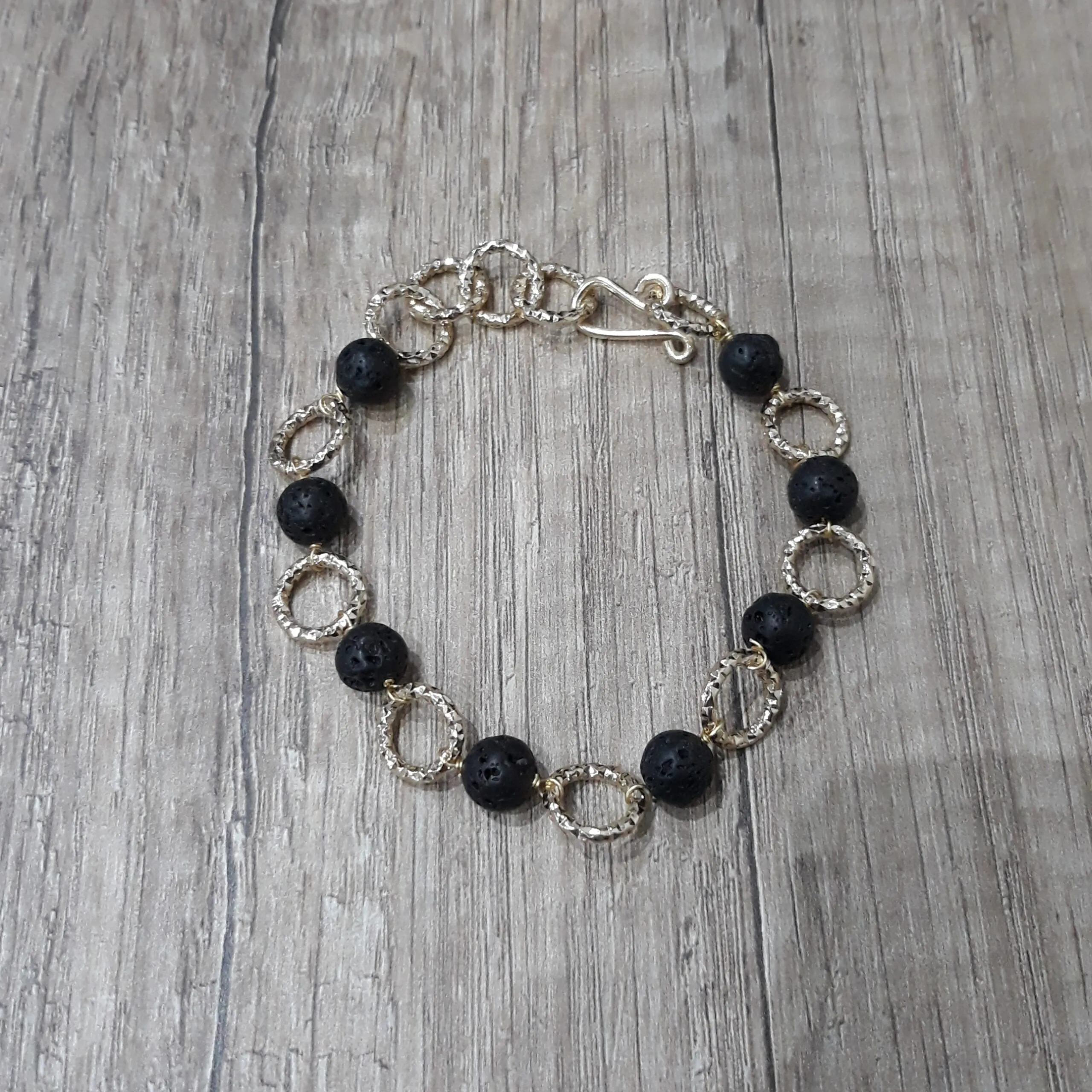 Bracciale artigianale alluminio dorato e pietra lavica - Zanghi collection Bracciale artigianale alluminio dorato e pietra lavica