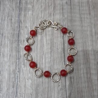 Bracciale artigianale alluminio dorato e Agata rossa