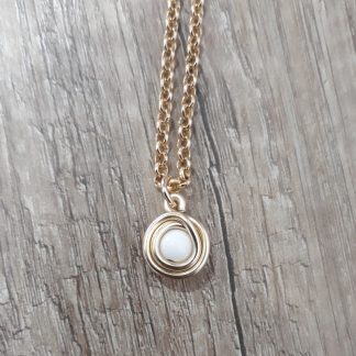 Collana artigianale spirale pietra bianca