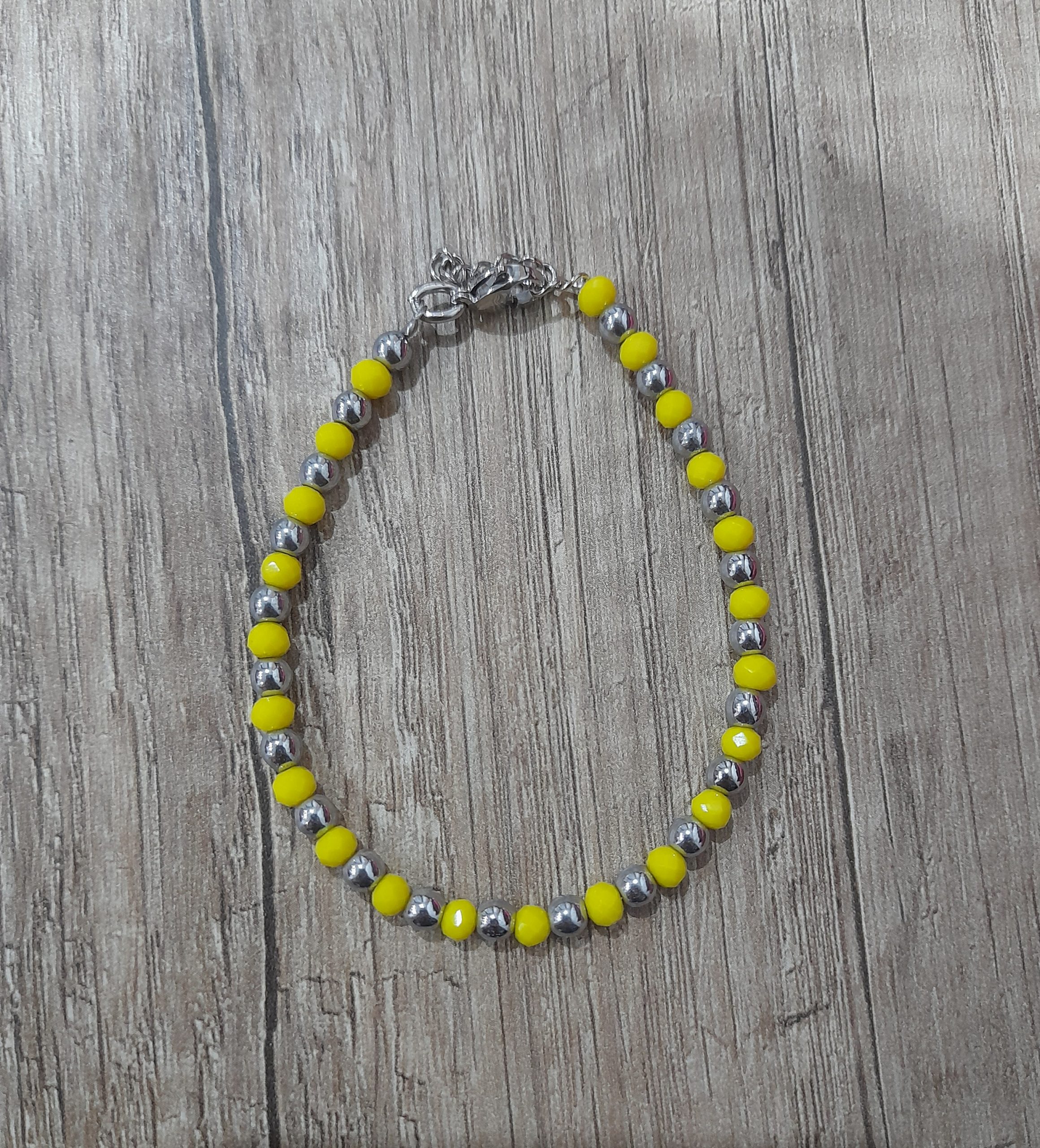 Bracciale artigianale con ematite e vetro giallo sfaccettato da 6mm fatto a mano con cavetto in acciaio, per una maggiore resistenza e chiusura in acciaio 304 inossidabile.Il significato simbolico dell'ematite sta nella forza intesa come coraggio, volontà, purificazione e conquista. ... Il suo significato è pietra di sangue. Per la sua forma, in passato l'ematite era chiamata pietra di ferro.Le pietre hanno proprietà che molti di noi ignorano. ogni pietra è un piccolo concentrato di energia, quando viene a contatto con il corpo umano il suo campo energetico entra in comunicazione con il nostro. la sua energia fluisce dentro di noi riportando l’armonia e l’equilibrio.Acquistando questo bracciale non compri un semplice oggetto, ma un pezzo di cuore, ore di lavoro, prove e fallimenti, amore e passione che dedico ad ogni mia creazione.Misura: regolabile da 175 a 190mm pietre naturali da 6mm Peso:7 grammi - Zanghi collection Bracciale artigianale con ematite e vetro giallo