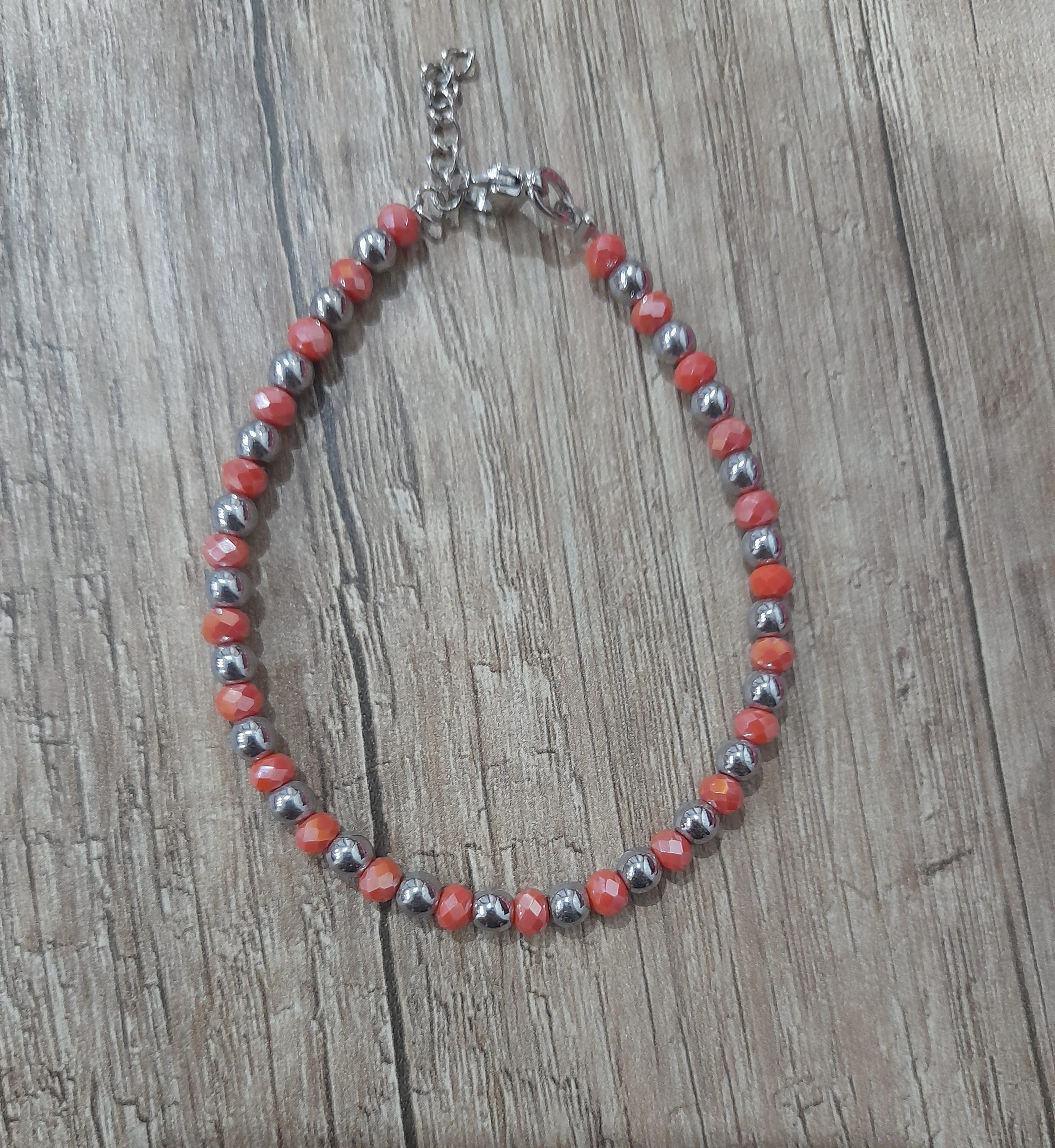 Bracciale artigianale con ematite e vetro arancione sfaccettato da 6mm fatto a mano con cavetto in acciaio, per una maggiore resistenza e chiusura in acciaio 304 inossidabile.Il significato simbolico dell'ematite sta nella forza intesa come coraggio, volontà, purificazione e conquista. ... Il suo significato è pietra di sangue. Per la sua forma, in passato l'ematite era chiamata pietra di ferro.Le pietre hanno proprietà che molti di noi ignorano. ogni pietra è un piccolo concentrato di energia, quando viene a contatto con il corpo umano il suo campo energetico entra in comunicazione con il nostro. la sua energia fluisce dentro di noi riportando l’armonia e l’equilibrio.Acquistando questo bracciale non compri un semplice oggetto, ma un pezzo di cuore, ore di lavoro, prove e fallimenti, amore e passione che dedico ad ogni mia creazione.Misura: regolabile da 175 a 190mm pietre naturali da 6mm Peso:7 grammi - Zanghi collection Bracciale artigianale con ematite e vetro arancione