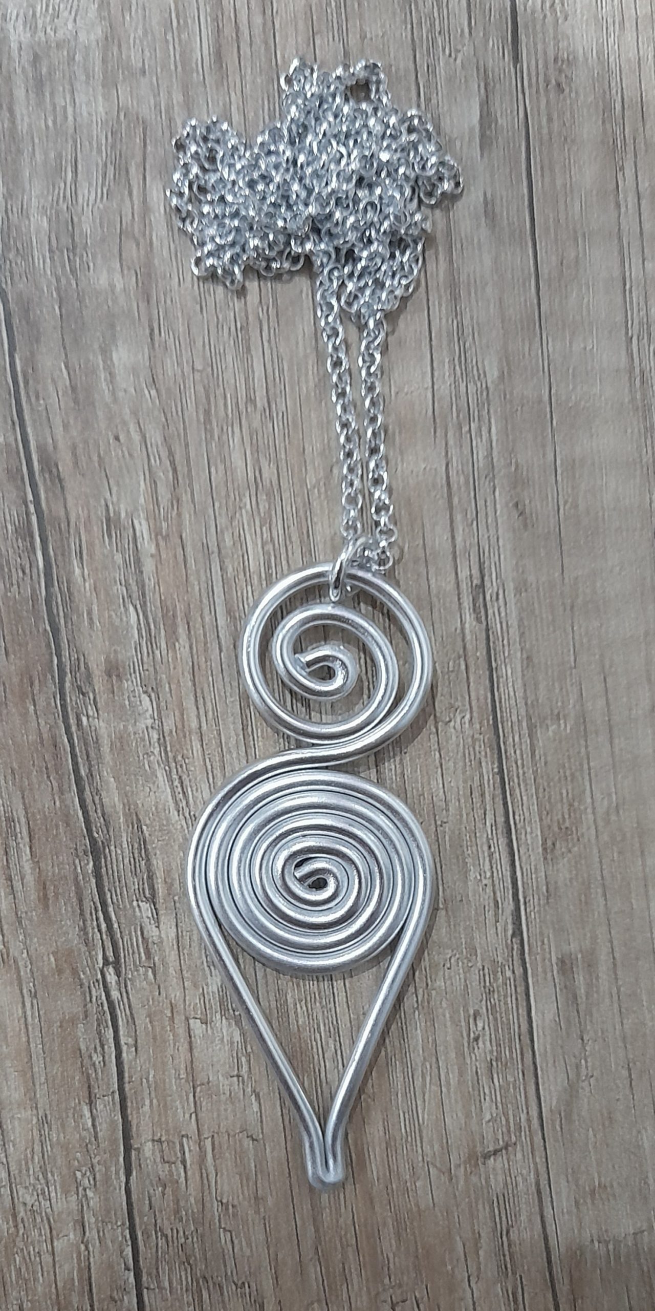 Collana artigianale doppia spirale in alluminio fatta a mano con filo d’alluminio anodizzato. Catenina in alluminio anodizzato lunga 80cm circa e su richiesta qualsiasi lunghezza senza variazione di prezzo.l’alluminio è un metallo che non si ossida anche se a contatto con acqua, profumo o detergenti . leggerissimi ed unici nel suo genere.Acquistando questa collana non compri un semplice oggetto, ma un pezzo di cuore, ore di lavoro, prove e fallimenti, amore e passione che dedico ad ogni mia creazione.Misura:88x35mm Peso:14 grammi - Zanghi collection Collana artigianale doppia spirale
