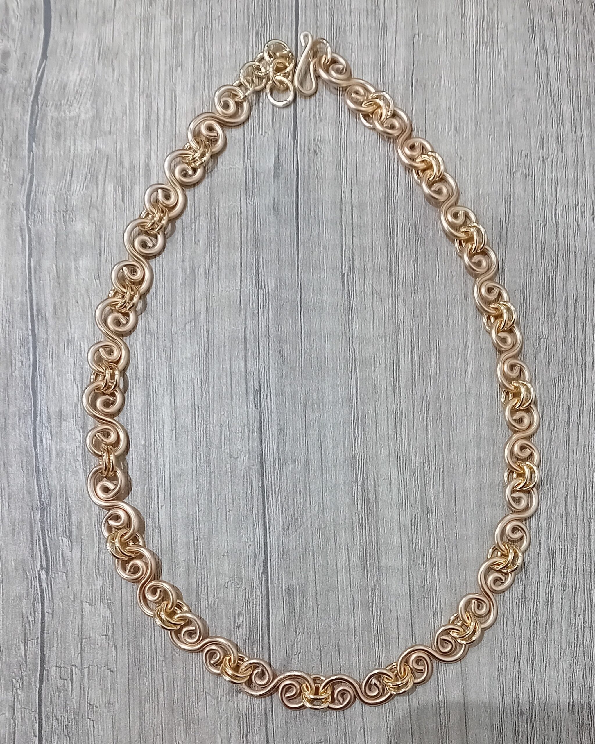 Girocollo dorato spirali fatte a mano con filo d’alluminio anodizzato dorato. lunghezza regolabile da 45 a 48cm e su richiesta qualsiasi lunghezza. L’alluminio anodizzato un metallo che non si ossida anche se a contatto con acqua, profumo o detergenti. Leggerissima ed anallergica,100% alluminio senza nichel ne altri metalli. Acquistando questa mia creazione non compri un semplice oggetto, ma un pezzo di cuore, ore di lavoro, prove e fallimenti, un po’del mio tempo che dedico con amore ad ogni mia creazione. Misura:45-48cm Peso:70grammi - Zanghi collection Girocollo dorato spirale