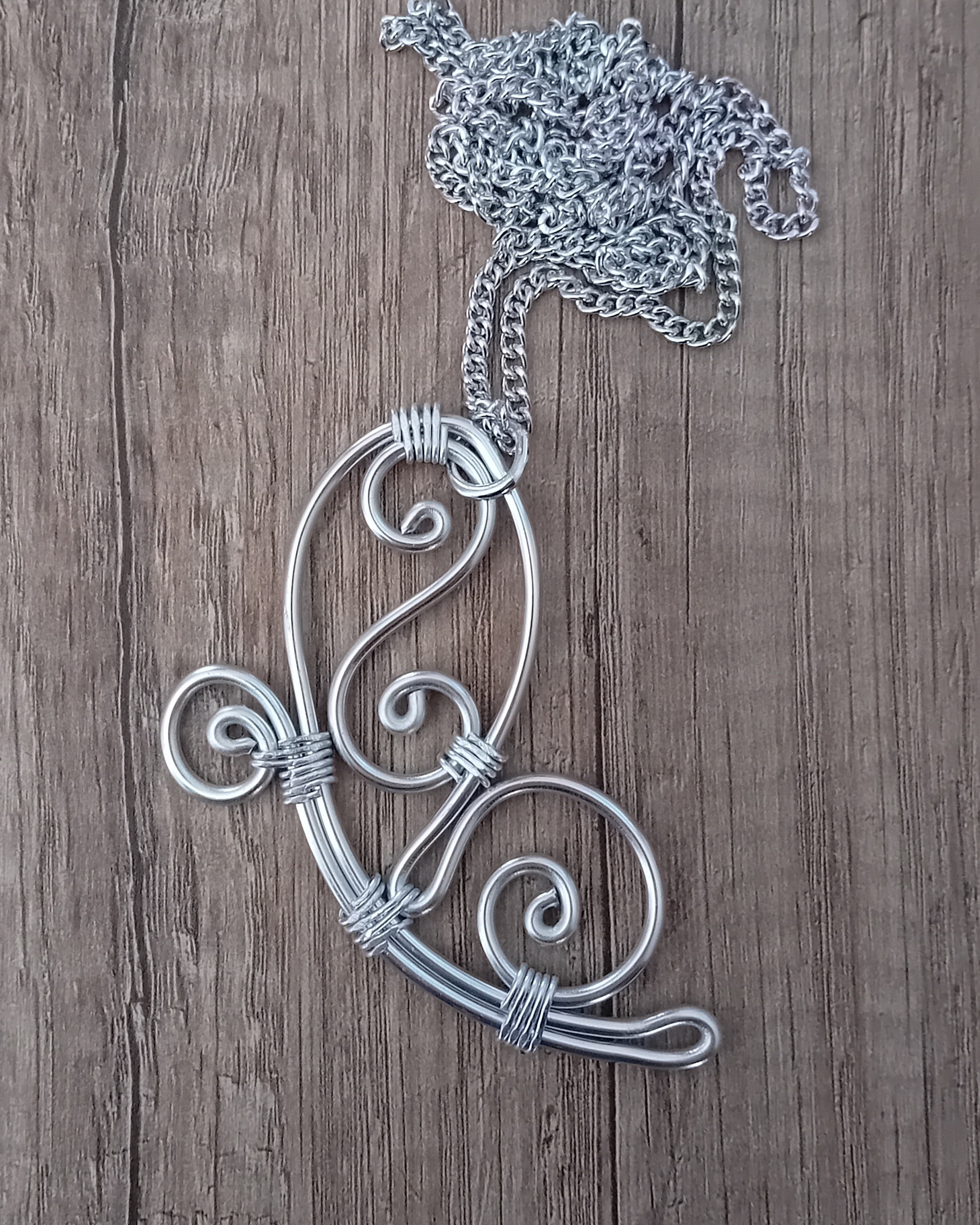 Collana artigianale farfalla fatta a mano con filo d’alluminio anodizzato. Catenina in alluminio anodizzato lunga 80cm e su richiesta qualsiasi lunghezza senza variazione di prezzo. L’alluminio anodizzato un metallo che non si ossida anche se a contatto con acqua, profumo o detergenti. Leggerissima ed anallergica,100% alluminio senza nichel ne altri metalli. Acquistando questa mia creazione non compri un semplice oggetto, ma un pezzo di cuore, ore di lavoro, prove e fallimenti, un po’del mio tempo che dedico con amore ad ogni mia creazione. Misura:80x90mm Peso:14grammi - Zanghi collection Collana artigianale farfalla argentata